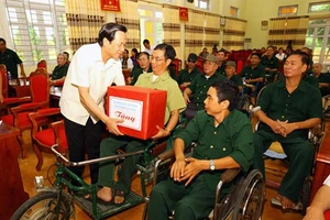 Tặng quà cho người có công dịp Tết Nguyên đán 2019