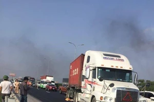 Container tông vào nhóm công nhân trên cao tốc