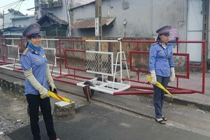 Đề nghị khen thưởng xứng đáng 2 nhân viên cứu bà cụ thoát chết