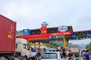 Mới được thu phí, BOT quốc lộ 6 liền bị người dân phản ứng