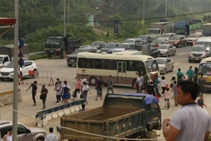 BOT quốc lộ 6 ùn tắc vì tài xế phản ứng