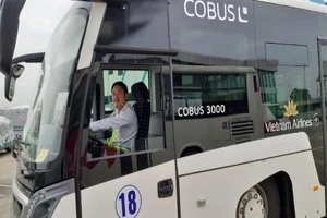 Bộ trưởng khen các nhân viên hàng không trả lại hàng ngàn USD