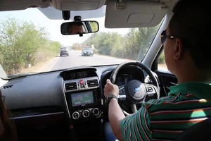 Cho phép xe tay lái nghịch vào Việt Nam du lịch