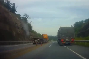 Container chạy ngược chiều trên cao tốc, phá nhiều cột cao su