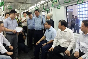 Phó Thủ tướng thị sát đường sắt Cát Linh - Hà Đông