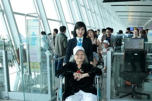 Sân bay Nội Bài giúp người già thực hiện ước mơ đi máy bay
