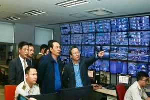 Thứ trưởng đi kiểm tra sân bay Nội Bài ngày cận tết