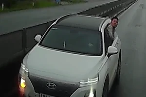Lái xe đi ngược chiều, nhận mình say rượu để dọa người khác