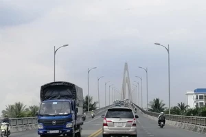 Xây dựng bến phà tạm để 'cứu' cầu Rạch Miễu