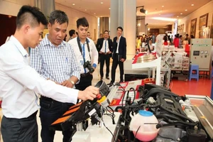 Cách ly phải ngừng việc tạm thời được trả lương ra sao?