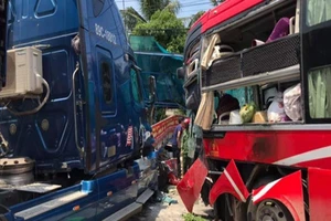 2 ô tô tông nhau, 1 phụ nữ đứng chờ xe buýt tử vong