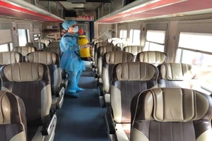 Tăng cường tàu lửa, máy bay giải tỏa hành khách tại Đà Nẵng