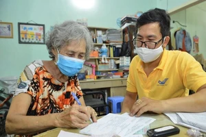 Tổ chức chi trả lương hưu tại nhà phòng dịch COVID-19 lây lan