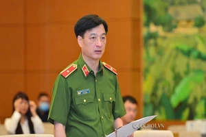 'Nhất trí giao Bộ Công an thay Bộ GTVT cấp bằng lái xe'