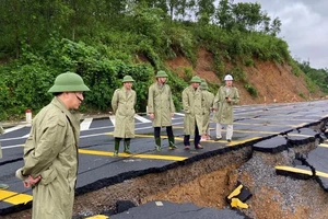 Đề xuất dùng trực thăng chuyển lương thực cho dân