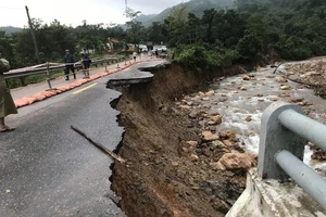 Cấm xe nhiều tuyến đường qua miền Trung do ngập, sạt lở