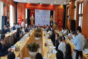 Không có chuyện mở cửa hàng không đón khách ồ ạt