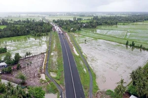 Bộ GTVT trả lời cử tri về đầu tư đường bộ, cao tốc ở ĐBSCL