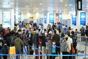 Khách đi máy bay tăng cao, sân bay Nội Bài ra khuyến cáo 