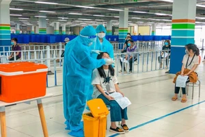 Bộ Tài chính đề xuất gì về bán bảo hiểm COVID-19 cho người dân?