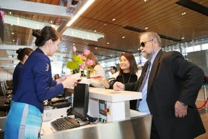 Đề xuất người nước ngoài được nhập xuất cảnh qua sân bay Vân Đồn bằng thị thực điện tử