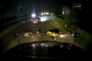 Xác minh clip ô tô vượt lên, va chạm làm 2 người đi xe máy ngã dưới bánh container
