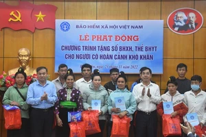 Thêm hơn 56.600 thẻ BHYT và sổ BHXH được tặng cho người nghèo