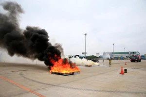 Diễn tập ứng phó sự cố tràn nhiên liệu máy bay ở sân bay Nội Bài