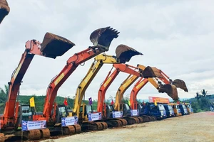 Bộ GTVT yêu cầu thi công ngay 12 dự án cao tốc Bắc – Nam vừa khởi công