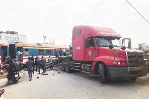 Xe container cố tình vượt qua đường sắt bị tàu SE5 đâm