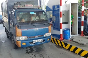 Hàng trăm xe ô tô tìm cách núp, đâm barie để trốn phí qua trạm BOT