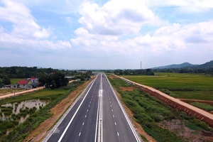 Một dự án được điều chỉnh 4 làn xe, thay vì 2 như cao tốc Cam Lộ - La Sơn