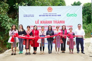 Nhờ 2 cây cầu, 1.200 trẻ và giáo viên được đi lại an toàn trong mùa lũ