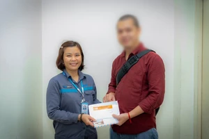 Kiểm tra camera an ninh 'truy tìm' chủ nhân bỏ quên 4.300 USD ở sân bay Nội Bài