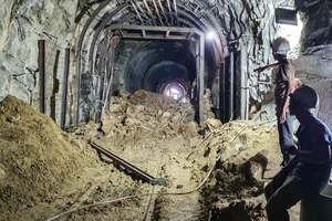 Ngành đường sắt thiệt hại 50 tỉ đồng vì sự cố sập hầm Bãi Gió