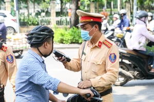 Giảm tiền phạt với vi phạm nồng độ cồn mức thấp: Hợp lý nhưng…