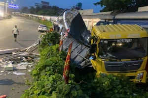 Tàu SE4 va chạm với ô tô khiến hành khách về ga Hà Nội chậm hơn dự kiến