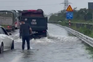 Cao tốc Pháp Vân - Cầu Giẽ còn ngập sâu, tiếp tục cấm xe dưới 16 chỗ
