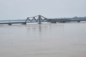 Hà Nội rút báo động 2 trên sông Hồng và sông Đuống