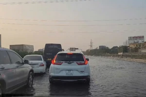 Ô tô lưu thông theo mức ngập của từng làn đường trên cao tốc Pháp Vân - Cầu Giẽ