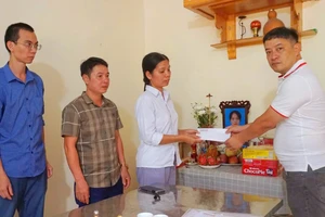 Báo Pháp Luật TP.HCM gửi quà của bạn đọc, mong phép màu cho các nạn nhân ở cầu Phong Châu