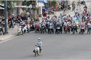 Đề xuất tăng mức phạt đối với ô tô, xe máy vượt đèn đỏ