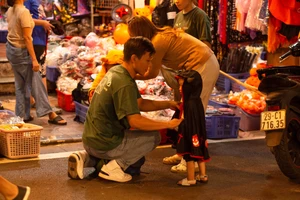 Phố đồ chơi ở Hà Nội lung linh sắc màu dịp lễ Halloween