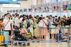 Lượng khách tăng kỷ lục, nguy cơ ùn tắc cục bộ ở sân bay Tân Sơn Nhất