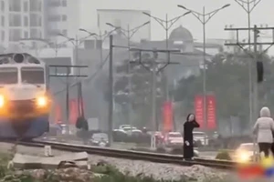 Tổng công ty Đường sắt Việt Nam lên tiếng vụ hai cô gái nhún nhảy, tạo dáng trên đường ray 