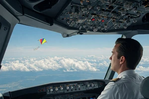 Phi công phát hiện diều khi máy bay sắp đáp xuống sân bay Nội Bài