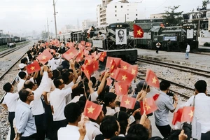 Chạy 2 đoàn tàu Thống nhất tái hiện không khí lịch sử