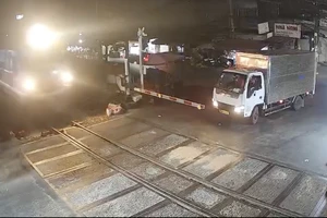 Liên tiếp xảy ra các vụ tài xế đâm cần chắn băng qua đường sắt