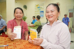 Người dân vui mừng vì được nhận lương hưu sớm