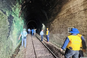 Ngành đường sắt dùng điện mặt trời chiếu sáng các hầm ở Đèo Cả